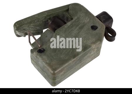 Dispositif de mise à feu M57 pour une mine antipersonnel directionnelle M18 Claymore mine. Isolé sur fond blanc. Banque D'Images