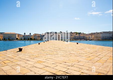 La jetée Molo audace le long des rives de Trieste s'étend dans la mer, en face de la Piazza UNITA d'Italia. Banque D'Images