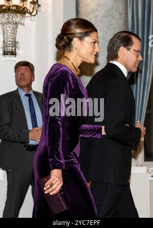 Berlin, Allemagne. 21 octobre 2024. BERLIN, ALLEMAGNE 20241021La Princesse Victoria et le Prince Daniel de Suède assistent à la célébration du 25e anniversaire du complexe de l'Ambassade nordique lors d'un dîner au Schloß Bellevue à Berlin, Allemagne, le 21 octobre 2024. Photo : Christine Olsson/TT/Code 10430 crédit : TT News Agency/Alamy Live News Banque D'Images