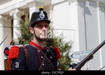 GENÈVE ; SUISSE-04 mai 2024 : participant au défilé de rue en costume de milice de Zurich pris en gros plan. Marche des vieux Grenadiers, Banque D'Images