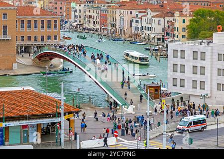 Venise, Italie - 10 octobre 2024 : Santiago Calatrava Pont avec design en verre sur le canal à Venise avec des touristes marchant à travers pendant la journée ensoleillée i Banque D'Images