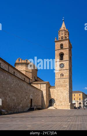 Clocher gothique-Lombard, Cathédrale de Santa Maria Assunta, Teramo, Abruzzes, Italie Banque D'Images