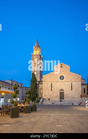 Façade de Piazza Martiri della Libertà, Cathédrale Santa Maria Assunta, Teramo, Abruzzes, Italie Banque D'Images