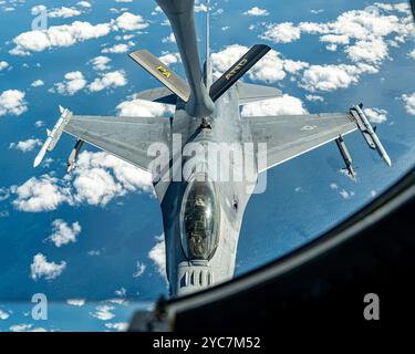 Atlantic City, États-Unis. 10 octobre 2024. Un avion de chasse F-16C Fighting Falcon de l'US Air Force avec les Jersey Devils de la 177th Fighter Wing, se ravitaille d'un avion KC-135 Stratotanker, le 10 octobre 2024 au large d'Atlantic City, New Jersey. Crédit : TSGT. Zoe Wockenfuss/U.S. Air Force/Alamy Live News Banque D'Images