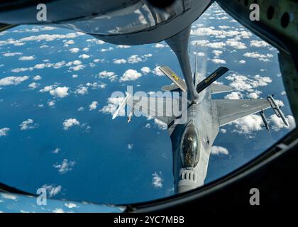 Atlantic City, États-Unis. 10 octobre 2024. Un avion de chasse F-16C Fighting Falcon de l'US Air Force avec les Jersey Devils de la 177th Fighter Wing, se ravitaille d'un avion KC-135 Stratotanker, le 10 octobre 2024 au large d'Atlantic City, New Jersey. Crédit : TSGT. Zoe Wockenfuss/U.S. Air Force/Alamy Live News Banque D'Images