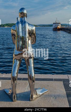 OSLO, NORVÈGE - 11 JUILLET 2014 : statue moderne 'Dykkaren' (plongeur), représentant un plongeur argenté, situé dans le port d'Oslo, Norvège, créé par Scul Banque D'Images
