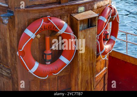 OSLO, NORVÈGE - 11 JUILLET 2014 : bouée de sauvetage avec le nom du bateau dans la marina d'Oslo, Norvège Banque D'Images