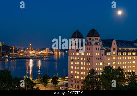 OSLO, NORVÈGE - 11 JUILLET 2014 : vue au crépuscule du port d'Oslo, Norvège Banque D'Images