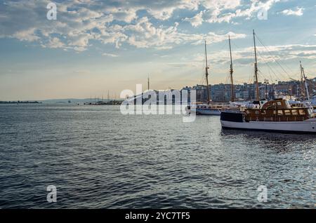 OSLO, NORVÈGE - 11 JUILLET 2014 : bateaux dans la marina d'Oslo, sur les rives du fjord d'Oslofjord, Norvège Banque D'Images