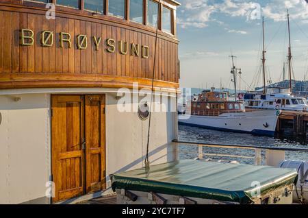 OSLO, NORVÈGE - 11 JUILLET 2014 : bateaux dans la marina d'Oslo, sur les rives du fjord d'Oslofjord, Norvège Banque D'Images