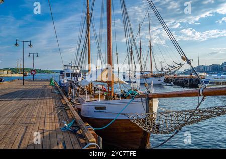 OSLO, NORVÈGE - 11 JUILLET 2014 : bateaux dans la marina d'Oslo, sur les rives du fjord d'Oslofjord, Norvège Banque D'Images