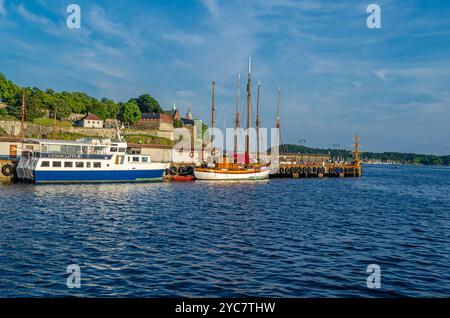 OSLO, NORVÈGE - 11 JUILLET 2014 : bateaux dans la marina d'Oslo, sur les rives du fjord d'Oslofjord, Norvège Banque D'Images