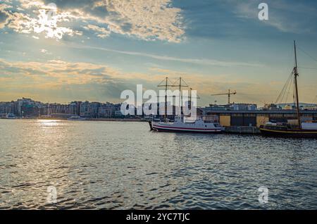 OSLO, NORVÈGE - 11 JUILLET 2014 : bateaux dans la marina d'Oslo, sur les rives du fjord d'Oslofjord, Norvège Banque D'Images