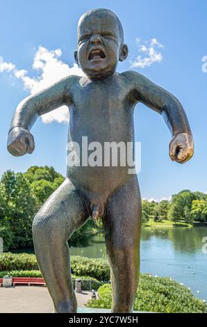 OSLO, NORVÈGE - 18 JUILLET 2014 : statue de 'le garçon en colère' dans l'installation Vigeland de sculptures créées par le sculpteur Gustav Vigeland des années 1920 Banque D'Images