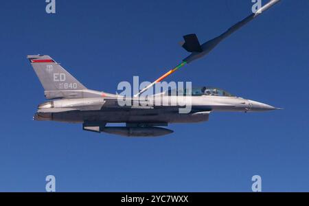 Richard Gonzales, photographe aérien civil de la base aérienne d'Edwards, effectue une mission de chasse photo à l'arrière du F-16D 90-840 le 27 juin 2024. Les photographes aériens fournissent des données visuelles inestimables pour analyse par les ingénieurs d'essais en vol d'Edwards. (Photo de l'armée de l'air par Todd Schannuth) Banque D'Images