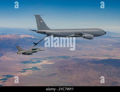 Richard Gonzales, photographe aérien civil de la base aérienne d'Edwards, effectue une mission de chasse photo à l'arrière du F-16D 90-840 le 27 juin 2024. Les photographes aériens fournissent des données visuelles inestimables pour analyse par les ingénieurs d'essais en vol d'Edwards. (Photo de l'armée de l'air par Todd Schannuth) Banque D'Images