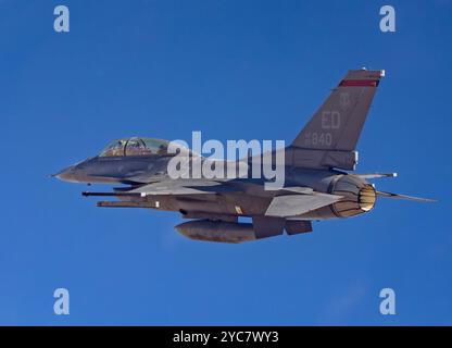 Edwards AFB F-16D 90-840 survole le haut désert de Californie du Sud le 21 juin 2024. Cette Viper est affectée au 416e escadron d'essais en vol, les Skulls. (Photo de l'armée de l'air par Todd Schannuth) Banque D'Images