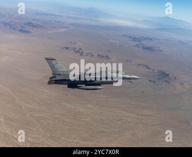 Edwards AFB F-16D 90-840 survole le haut désert de Californie du Sud le 21 juin 2024. Cette Viper est affectée au 416e escadron d'essais en vol, les Skulls. (Photo de l'armée de l'air par Todd Schannuth) Banque D'Images