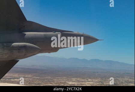 Pause à gauche : Richard Gonzales, photographe aérien civil de la base aérienne d'Edwards, retourne à la base après une mission de chasse photo à l'arrière du F-16D 90-840 le 27 juin 2024. Les photographes aériens fournissent des données visuelles inestimables pour analyse par les ingénieurs d'essais en vol d'Edwards. (Photo de l'armée de l'air par Todd Schannuth) Banque D'Images