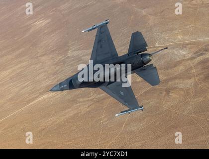 Le Major Daniel Lacroix, pilote d'essai à Edwards AFB, dirige un vol d'entraînement photo-chasse au-dessus du désert de Californie du Sud, le 22 août 2024. Les pilotes d'essai doivent être compétents dans l'art élevé de voler en formation rapprochée avec des aéronefs différents pour mener en toute sécurité des missions de chasse photo et de chasse de sécurité. (Photo de l'armée de l'air par Todd Schannuth) Banque D'Images