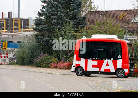 Bad Birnbach, Bavière, Allemagne - 21 octobre 2024 : véhicule autonome Deutsche Bahn ou navette électrique dans la ville thermale de Bad Birnbach. Le projet pilote EasyMile EZ10 est utilisé dans le transport local pour les clients du spa, les vacanciers et les résidents. *** Autonomes Fahrzeug der Deutschen Bahn, bzw. Elektrisches Shuttle in dem Kurort Bad Birnbach. EasyMile EZ10 Pilotprojekt im Einsatz im Nahverkehr für Kurgäste, Urlauber und Bewohner. Banque D'Images