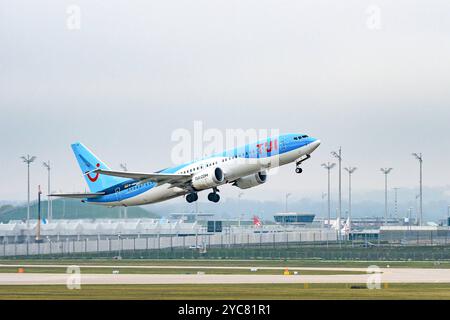 Munich, Bavière, Allemagne - 21 octobre 2024 : avion, ou plutôt avion de passagers Boeing 737 de la compagnie aérienne TUI sur le tarmac décollant dans les airs. À l'aéroport Franz Josef Strauß de Munich. *** Flugzeug, bzw. Passagierflugzeug Boeing 737 der Airline TUI auf dem Rollfeld beim Starten in die Luft. AM Flughafen München Franz Josef Strauß. Banque D'Images