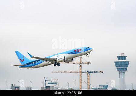 Munich, Bavière, Allemagne - 21 octobre 2024 : avion, ou plutôt avion de passagers Boeing 737 de la compagnie aérienne TUI sur le tarmac décollant dans les airs. À l'aéroport Franz Josef Strauß de Munich. *** Flugzeug, bzw. Passagierflugzeug Boeing 737 der Airline TUI auf dem Rollfeld beim Starten in die Luft. AM Flughafen München Franz Josef Strauß. Banque D'Images