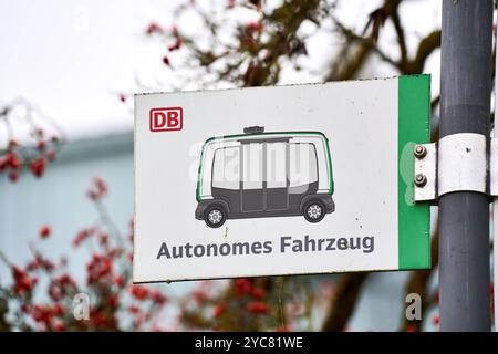 Bad Birnbach, Bavière, Allemagne - 21 octobre 2024 : arrêt de bus à Bad Birnbach pour un véhicule autonome de Deutsche Bahn. La navette innovante, qui transporte les passagers électriquement et automatiquement, s'arrête ici - une solution moderne pour les transports publics locaux *** Eine Bushaltestelle à Bad Birnbach für ein autonomes selbstfahrendes Fahrzeug der Deutschen Bahn. Hier hält das Innovative Shuttle, das Passagiere elektrisch und automatisch befördert, eine moderne Lösung im öffentlichen Nahverkehr Banque D'Images