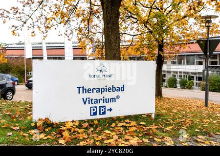 Bad Birnbach, Bavière, Allemagne - 21 octobre 2024 : signe pour le Rottal terme à Bad Birnbach : bain de thérapie Vitarium dans une ambiance automnale. Détente et loisirs au coeur de la basse-Bavière *** Schild der Rottal terme à Bad Birnbach : Therapiebad Vitarium im herstlichen Ambiente. Entspannung und Erholung im Herzen von Niederbayern Banque D'Images