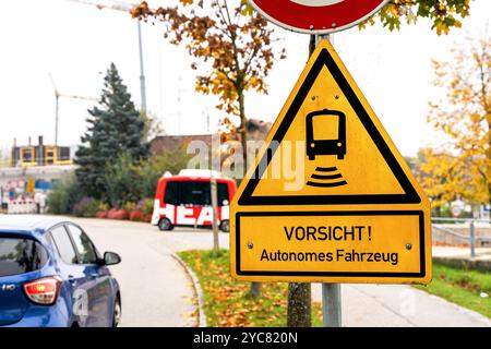 Bad Birnbach, Bavière, Allemagne - 21 octobre 2024 : à Bad Birnbach, ce panneau indique un véhicule autonome. Les navettes autonomes, comme on le voit en arrière-plan, font partie d’un concept de mobilité moderne qui est testé ici. Le panneau avertit qu'un véhicule autonome est sur la route pour révolutionner les transports publics *** à Bad Birnbach weist dieses Verkehrsschild auf ein autonomes Fahrzeug Hin. Navettes autonomes, wie im Hintergrund sichtbar, sind Teil eines modernen Mobilitätskonzepts, das hier getestet wird. DAS Schild warnt vor einem sich selbst steuernden Fahrzeug, das auf den Stra Banque D'Images