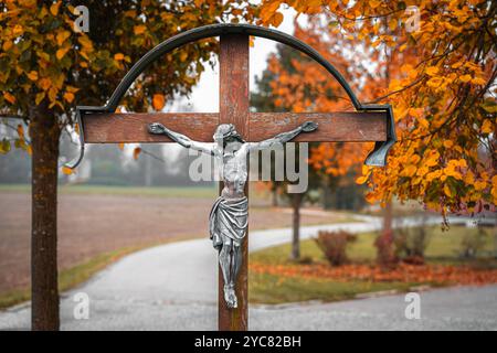 Bad Birnbach, Bavière, Allemagne - 21 octobre 2024 : Jésus sur la croix sur un sentier de randonnée. Symbole pour Dieu, l'église et la foi dans la chute. *** Jesus am Kreuz auf einem Wanderweg. Symbol für die Gott, Kirche und Glaube im Herbst. Banque D'Images