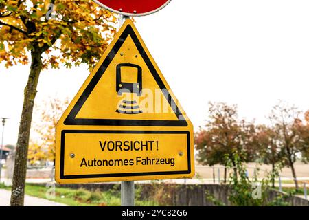 Bad Birnbach, Bavière, Allemagne - 21 octobre 2024 : un panneau d'avertissement à Bad Birnbach indique un véhicule autonome sur la route. Les véhicules autonomes font partie d’un concept de mobilité innovant testé dans la région. Le panneau avertit les piétons et les usagers de la route de faire particulièrement attention *** Warnschild in Bad Birnbach weist auf ein autonomes Fahrzeug Hin, das auf den Straßen unterwegs ist. Autonome Fahrzeuge sind Teil eines innovativen Mobilitätskonzepts, das in der Region erprobt wird. DAS Schild warnt Fußgänger und Verkehrsteilnehmer, besondere Vorsicht walten zu lassen Banque D'Images