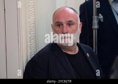 Washington, États-Unis. 21 octobre 2024. Le chef Jose Andres assiste à une réception nationale des arts et des sciences humaines à la Maison Blanche à Washington, DC, le 21 octobre 2024. Crédit : Chris Kleponis/Pool via CNP crédit : Abaca Press/Alamy Live News Banque D'Images