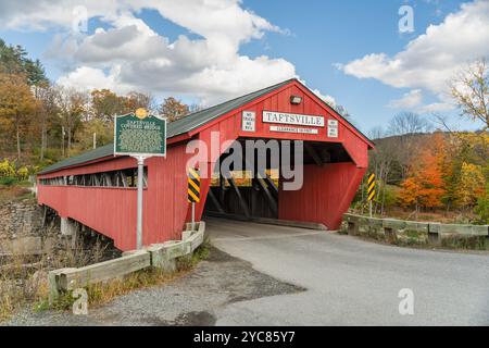 Le pont couvert de Taftsville est un pont couvert rouge à ossature de bois qui enjambe la rivière Ottauquechee, Woodstock, Vermont Banque D'Images