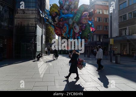 Francfort, Hesse, Allemagne. 21 octobre 2024. Une femme vend des ballons dans le centre de Francfort, en Allemagne. (Crédit image : © Matias Basualdo/ZUMA Press Wire) USAGE ÉDITORIAL SEULEMENT! Non destiné à UN USAGE commercial ! Banque D'Images