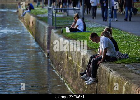 Francfort, Hesse, Allemagne. 21 octobre 2024. Les gens apprécient le coucher de soleil sur les rives de la rivière main Francfort, Allemagne. (Crédit image : © Matias Basualdo/ZUMA Press Wire) USAGE ÉDITORIAL SEULEMENT! Non destiné à UN USAGE commercial ! Banque D'Images