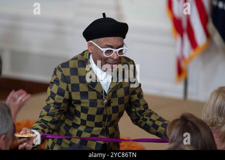 Washington DC, États-Unis. 21 octobre 2024. Le cinéaste Spike Lee assiste à une réception nationale des arts et des sciences humaines dans la salle est de la Maison Blanche à Washington, DC, le 21 octobre 2024. Crédit : Chris Kleponis/Pool via CNP/MediaPunch crédit : MediaPunch Inc/Alamy Live News Banque D'Images