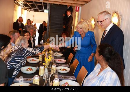 La reine Camilla accueille les invités lors d'une visite au Refettorio OzHarvest Sydney, le troisième jour de la visite royale en Australie et aux Samoa. Date de la photo : mardi 22 octobre 2024. Banque D'Images