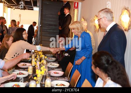 La reine Camilla accueille les invités lors d'une visite au Refettorio OzHarvest Sydney, le troisième jour de la visite royale en Australie et aux Samoa. Date de la photo : mardi 22 octobre 2024. Banque D'Images