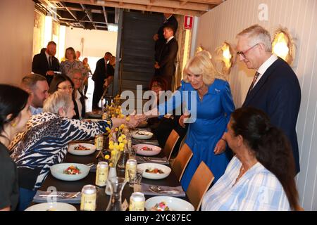 La reine Camilla accueille les invités lors d'une visite au Refettorio OzHarvest Sydney, le troisième jour de la visite royale en Australie et aux Samoa. Date de la photo : mardi 22 octobre 2024. Banque D'Images