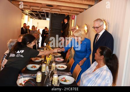 La reine Camilla accueille les invités lors d'une visite au Refettorio OzHarvest Sydney, le troisième jour de la visite royale en Australie et aux Samoa. Date de la photo : mardi 22 octobre 2024. Banque D'Images