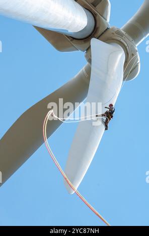 Pete Johnson, de Gemini Rope Access solutions, inspecte les pales d’une éolienne Alstom de 3 MW en repoussant les pales. L'éolienne est en cours d'essai au National Wind Technology Center (NWTC) de NREL à Boulder, Colorado. (Photo de Dennis Schroeder / NREL) Banque D'Images