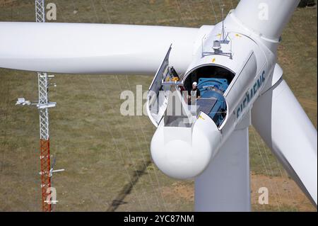 Un technicien effectue des ajustements à une éolienne au National Wind Technology Center de Boulder, Colorado. Ministère de l'énergie / NREL photo de Dennis Schroeder. Banque D'Images