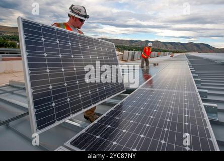 Brian Lawson et Kenesaw Burwell, entrepreneurs du NREL, travaillent sur des panneaux que le DOE utilise pour tirer parti d'un contrat d'achat d'électricité avec Sun Edison et Xcel Energy afin d'absorber les coûts d'installation initiaux. 298 034 001 INSTALLATION DE PANNEAUX PHOTOVOLTAÏQUES SUR LE TOIT DU CENTRE DE SOUTIEN À LA RECHERCHE RSF. Photo du Département de l'énergie Banque D'Images