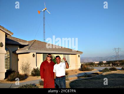 Andrea Mitchel, propriétaire, avec l'installateur Joe Guasti, montre fièrement la petite éolienne installée à Oak Hills, en Californie. Ministère de l'énergie photo de Karin Sinclair, laboratoire national des énergies renouvelables (NREL). Banque D'Images