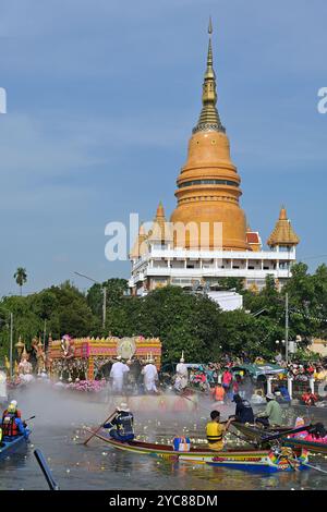 Stupa géant de Wat Bang Phli Yai & flotteur principal portant l'image vénérée de Luang Phor Toh Buddha au Festival des fleurs de Lotus (Rab Bua), Bang Phli Banque D'Images