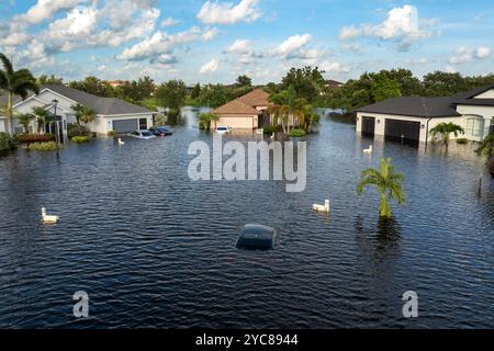 Inondations en Floride causées par la tempête tropicale de l'ouragan Debby. Maisons de banlieue dans Laurel Meadows communauté résidentielle entourée par les eaux d'inondation Banque D'Images