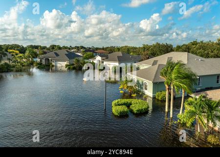 Inondations en Floride provoquées par une tempête tropicale causée par un ouragan pluvieux. Maisons de banlieue dans une communauté résidentielle entourée par les eaux de crue. Conséquences de Banque D'Images