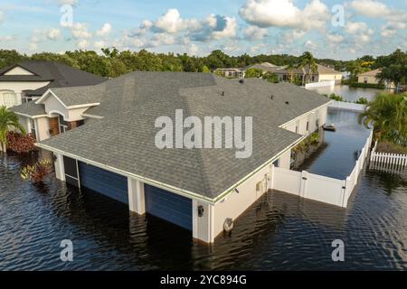 Inondations en Floride provoquées par une tempête tropicale causée par un ouragan pluvieux. Maisons de banlieue dans une communauté résidentielle entourée par les eaux de crue. Conséquences de Banque D'Images