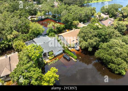 L'ouragan Debby a inondé des voitures et des maisons à Sarasota, en Floride. Conséquences d'une catastrophe naturelle. Banque D'Images